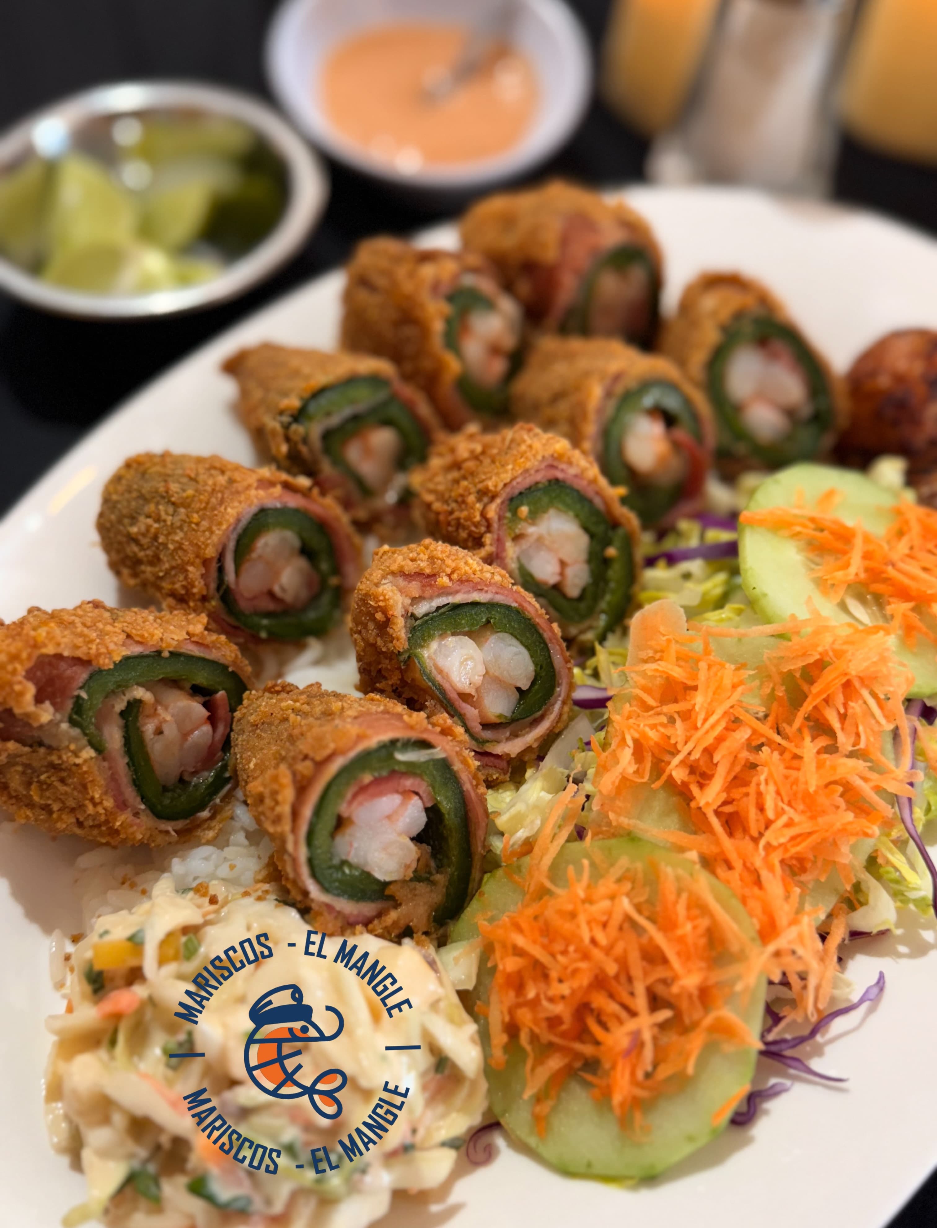Rollos empanizados servidos con ensalada de zanahoria y aderezo