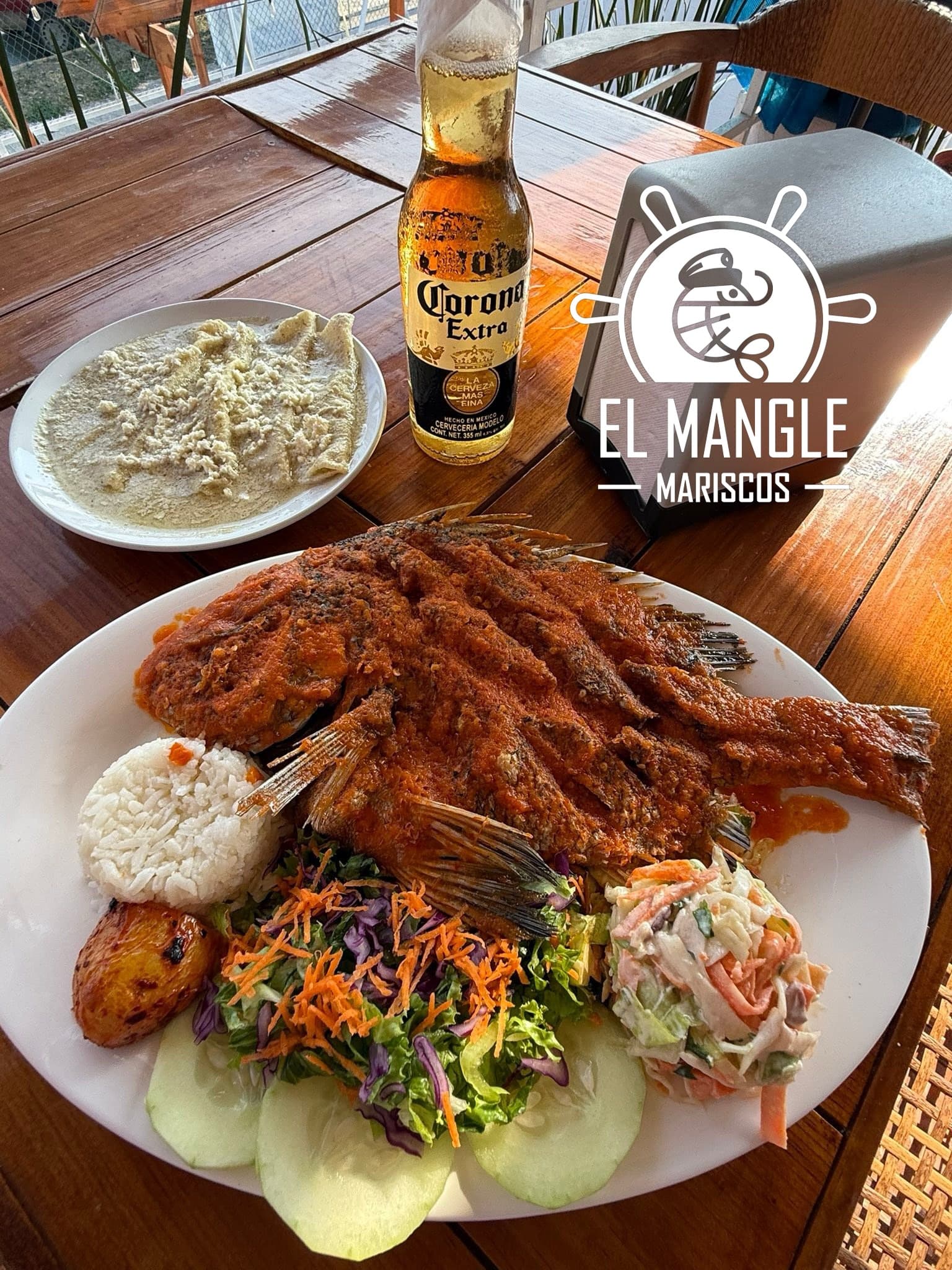 Pescado frito entero con arroz, ensalada y guarniciones