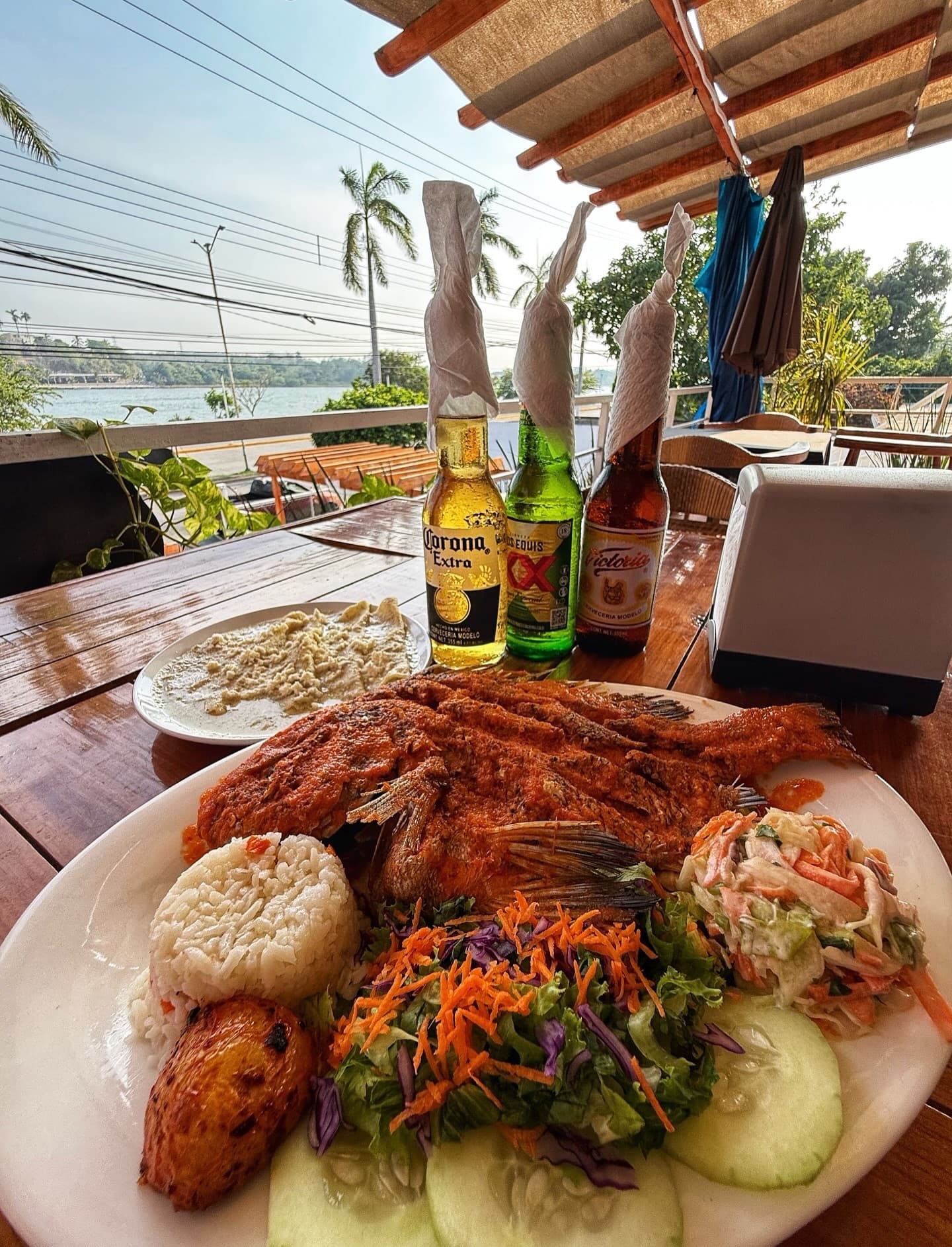 La terraza de El Mangle, con la mesa servida y el río al fondo